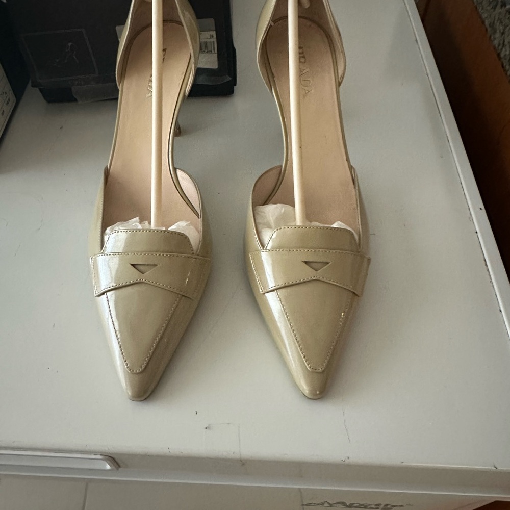 Prada Tan Heels with Patent Leather and Stiletto Design - Picture 3 of 6